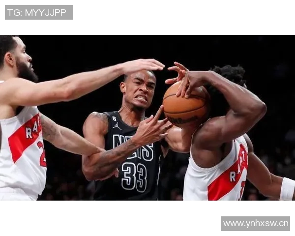 克拉克斯顿内线表现抢眼15分钟内高效拿下11分并抢8篮板