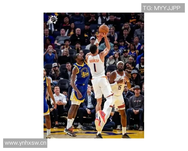 布克第三节发力砍下12分助队逆转全场贡献18分5助攻5抢断表现抢眼