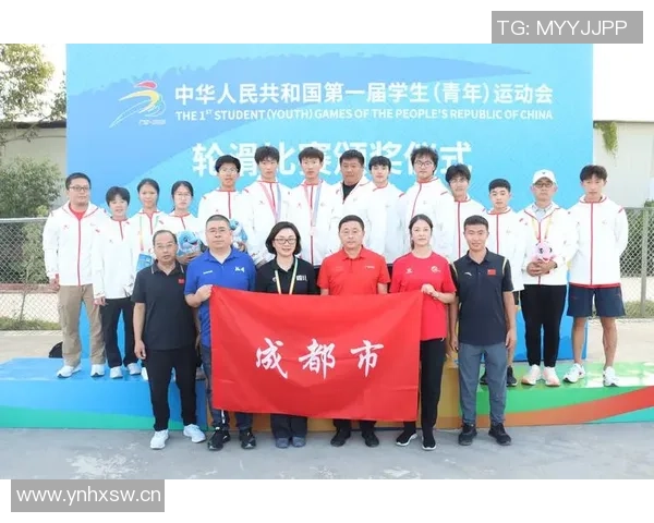 直播吧公益携手杨晨等12名老甲A球星走进成都校园助力青少年足球梦想