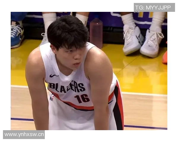 开拓者前线记者小傅期待小杨在篮球场上展现真实自我的那一天 开拓者前线记者小傅期待小杨在篮球场上展现真实自我的那一天